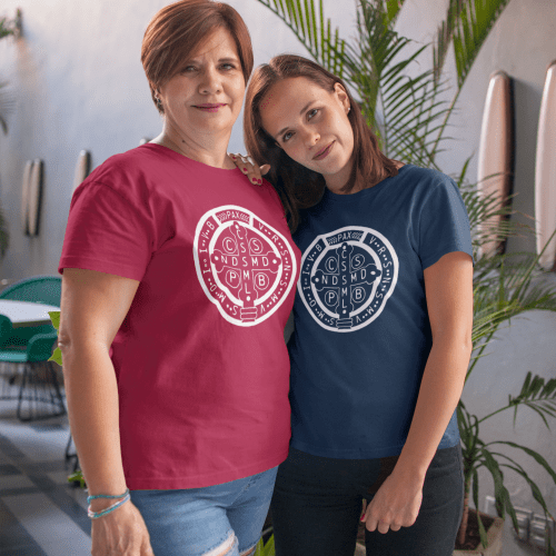 mom and daughter wearing t shirts mockup near a palm a20718