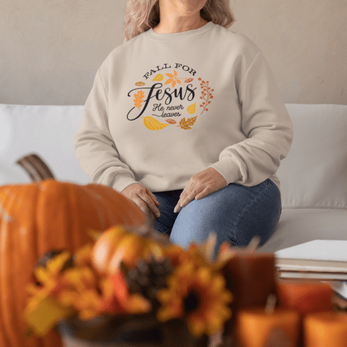 sweatshirt mockup of an elderly woman at a thanksgiving decorated living room 29923