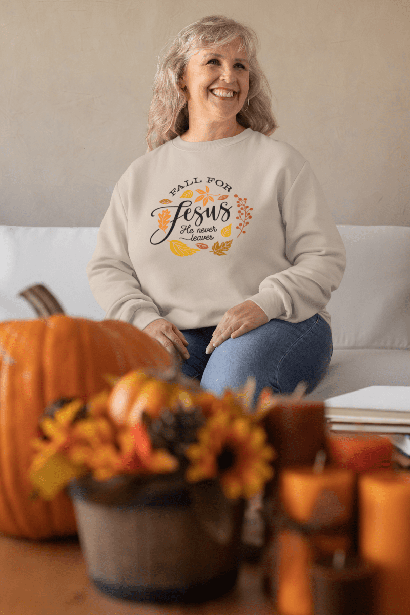 sweatshirt mockup of an elderly woman at a thanksgiving decorated living room 29923